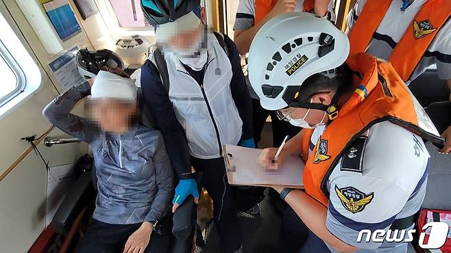 부상자를 이송 중인 사천해경(사천해경 제공). 2022.10.2
