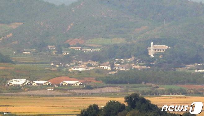 30일 경기도 파주 오두산통일전망대에서 바라본 북한 황해북도 개풍군 일대가 한산한 모습을 보이고 있다. 합동참모본부에 따르면 우리 군은 29일 오후 8시48~57분쯤 북한 평안남도 순천 일대에서 동해상으로 발사한 SRBM 2발을 포착했다. 2022.9.30/뉴스1 ⓒ News1 임세영 기자