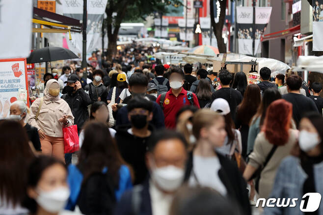 입국 후 PCR검사 의무 해제 이틀 째인 2일 서울 중구 명동거리가 외국인 관광객들과 나들이를 나온 시민들로 붐비고 있다. 2022.10.2/뉴스1 ⓒ News1 조태형 기자