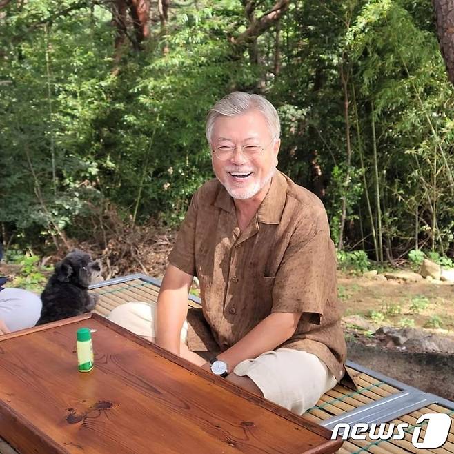 16일 문재인 전 대통령이 반려견과 함께 하는 모습이 페이스북을 통해 공개됐다. (문재인 전 대통령 페이스북 갈무리) 2022.9.16/뉴스1 ⓒ News1 임세영 기자