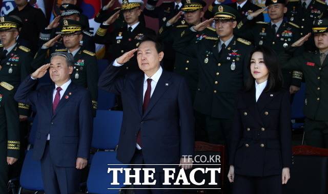 더불어민주당은 윤석열 대통령이 국군의 날 행사에서 '부대 열중쉬어' 명령을 내리지 않았다고 지적했다. 지난 1일 충남 계룡대에서 열린 건군 제74주년 국군의 날 기념식에서 거수 경례하는 윤 대통령(가운데). /뉴시스