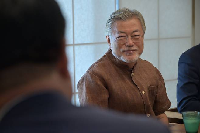 문재인 전 대통령이 지난 8월 29일 경남 양산 평산마을 사저에서 이재명 더불어민주당 대표를 만나고 있다. /민주당