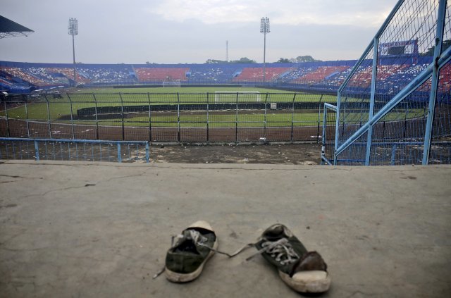 2일(현지시간)  인도네시아 동부 자바, 말랑 칸주루한 경기장 관중석에 운동화 한 켤레가 짓밟혀 있다. AP 뉴시스