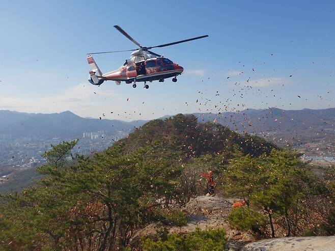 지난달 25일 경기 안양시 관악산에서 실족으로 상처를 입은 등산객을 구조하기 위해 소방헬기가 투입됐다. 경기도 소방재난본부 제공