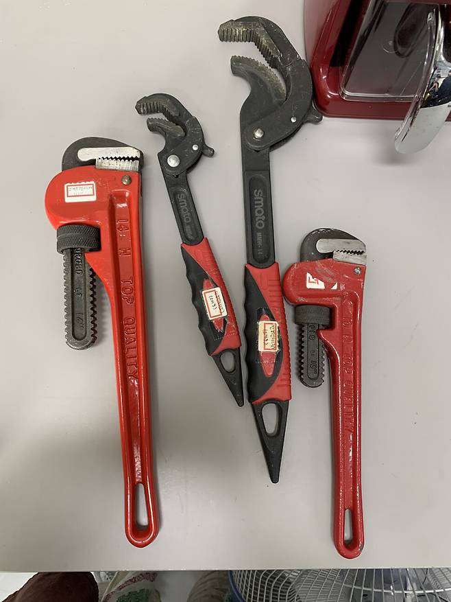 성동공유센터에 걸려 있는 여러 크기의 파이프렌치. 구둘래 기자