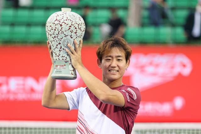 니시오카 요시히토(일본)가 2일 서울 송파구 올림픽공원 테니스경기장에서 열린 남자프로테니스(ATP) 투어 유진투자증권 코리아오픈 단식 결승전에서 데니스 샤포발로프(캐나다)를 꺾고 우승을 차지한 뒤 청자트로피를 들고 기념 촬영을 하고 있다. 연합뉴스