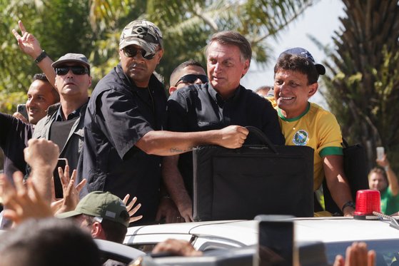 자이르 보우소나루 브라질 대통령이 지난달 22일 브라질 벨렘의 선거 유세에서 지지자들에게 손을 흔드록 있다. 로이터=연합뉴스