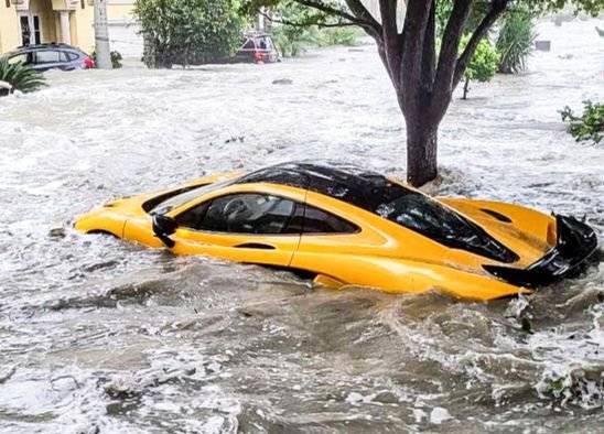 빗물에 둥둥 떠다니는 맥라렌. 사진 어니 인스타그램 캡처