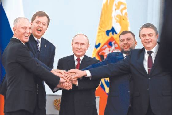 지난달 30일 블라디미르 푸틴(가운데) 러시아 대통령이 우크라이나 점령지 4곳에 대한 합병 조약에 서명한 뒤 이들 지역 수장들과 포즈를 취하고 있다. AP=연합뉴스
