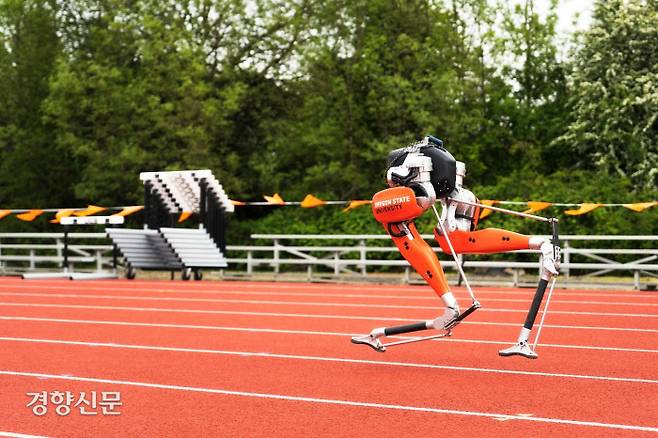 타조의 다리처럼 생긴 로봇이 육상 트랙을 질주하고 있다. 미국 오리건주립대 연구진이 만든 이 로봇은 100m를 24초에 주파할 수 있다. 오리건주립대 제공
