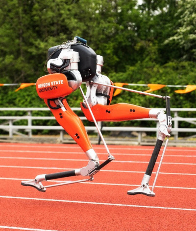 타조의 다리처럼 생긴 로봇이 육상 트랙을 질주하고 있다. 미국 오리건주립대 연구진이 만든 이 로봇은 100m를 24초에 주파할 수 있다. 오리건주립대 제공