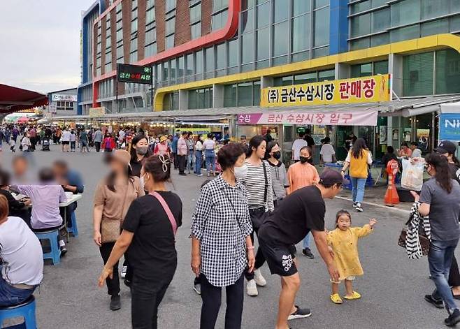 제40회 금산인삼축제에 '수삼'을 사려는 많은 관광객이 수삼시장 판매장을 찾았다. 사진=명정삼 기자.&nbsp;