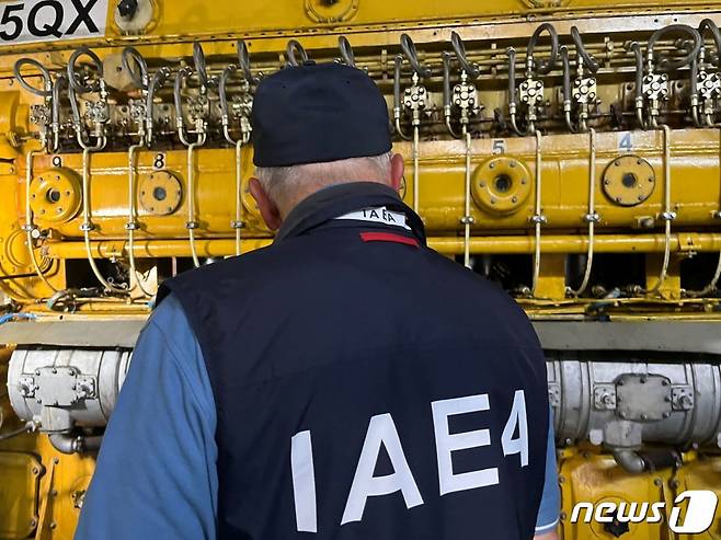 (자포리자 AFP=뉴스1) 우동명 기자 = 1일(현지시간)  IAEA 사찰단이 우크라이나 자포리자 원전의 비상 디젤 발전소를 살펴 보고 있다.  ⓒ AFP=뉴스1  Copyright (C) 뉴스1. All rights reserved. 무단 전재 및 재배포 금지.