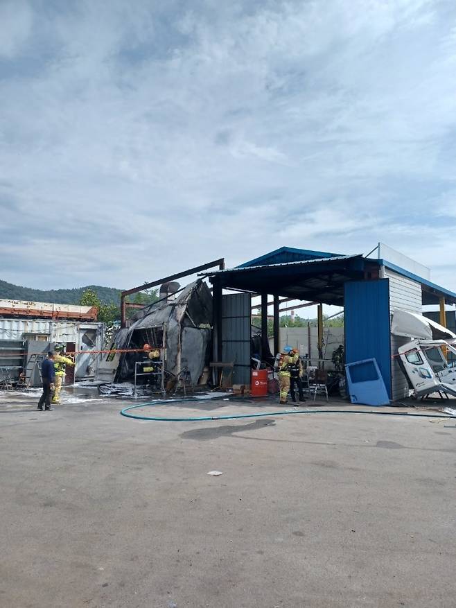 2일 오전 10시 38분께 세종시 소정면 운당리의 한 차량정비 업체에서 불이 났다.(사진=세종소방본부 제공) *재판매 및 DB 금지