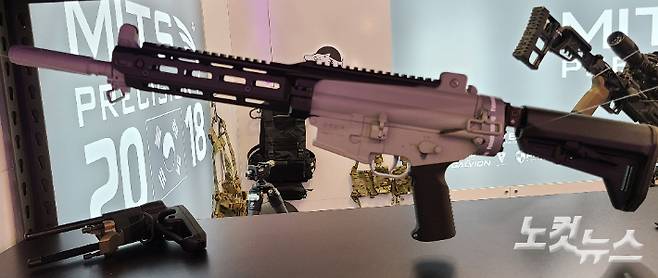 MITS가 개발한 K1A용 레일과 개머리판 어댑터, 손잡이. 김형준 기자