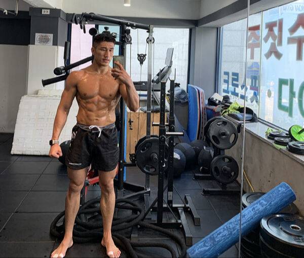 UFC에 도전하는 김민우가 서울 노원구 모아이짐에서 운동을 끝낸 뒤 자신의 몸 상태를 점검하고 있다. 김민우 제공