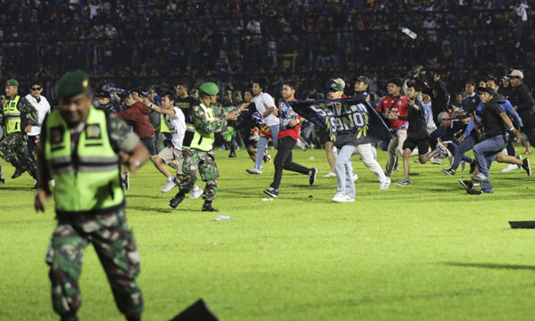 1일(현지시간) 인도네시아 이스트 자바 말랑의 칸주루한 스타디움에서 열린 축구 경기 후 군인들이 폭동을 저지하려고 하는 동안 축구 팬들이 경기장에 입장하고 있다. EPA연합뉴스
