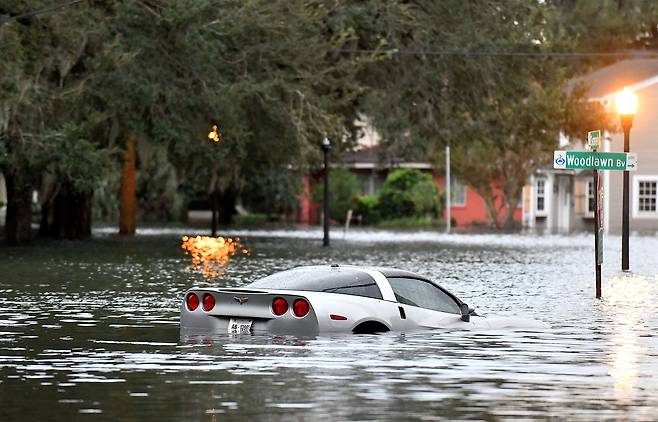 29일(현지시간) 허리케인 ‘이언’(Ian)이 휩쓸고 간 미국 플로리다주 올랜도에서 자동차에 물에 잠겨 있다.AP 연합뉴스