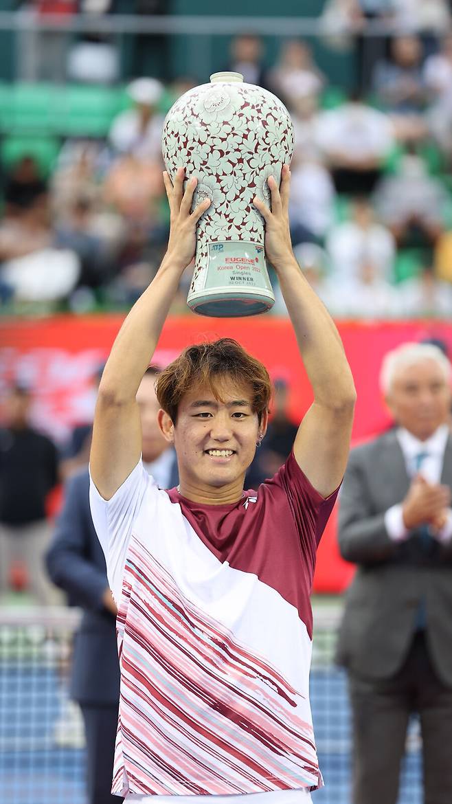 ▲ 2022 ATP 투어 유진투자증권 코리아오픈에서 우승한 니시오카 요시히토 ⓒ연합뉴스