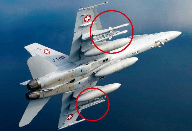 전투기에 장착된 AIM-120C7 암람(AMRAAM) 미사일. [사진 제공 · 레이시온]