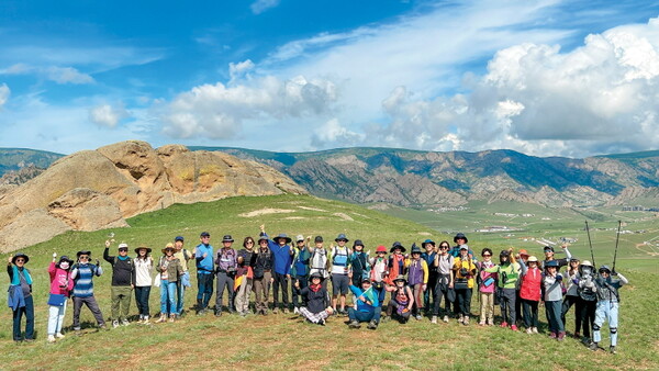 몽골 열트산초원 승우둘레길에 참석자들. 사진=승우여행사
