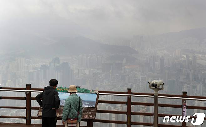 부산 남구 황령산 전망 쉼터에서 바라본 도심이 먹구름으로 인해 흐리다. 2022.3.30/뉴스1 ⓒ News1 김영훈 기자