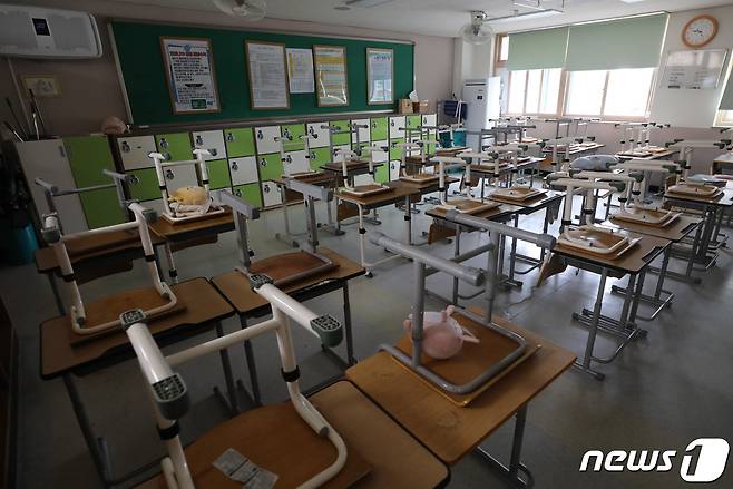 제11호 태풍 ‘힌남노’의 북상으로 수도권 일부 학교들이 학교장 재량으로 휴업 및 원격수업에 들어간 6일 오전 경기 화성시의 한 학교가 원격수업을 실시해 교실이 텅 빈 모습을 보이고 있다. 2022.9.6/뉴스1 ⓒ News1 김영운 기자