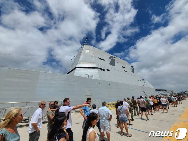 지난 7월9일 미국 하와이 진주만에서 진행된 림팩 오픈십 행사 당시 줌월트급 구축함 '마이클 몬수어'를 보기 위해 몰려든 관광객들.