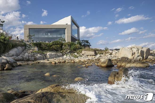 ‘2022년 울산시 건축상’ 대상을 수상한 ‘투 트라이앵글’