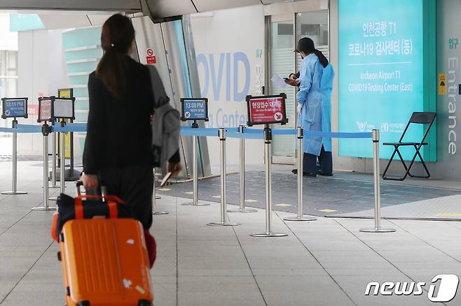 해외에서 국내로 온 입국자가 받아야 하는 신종 코로나비이러스 감염증(코로나19) 유전자 증폭(PCR) 검사가 1일 0시부로 폐지됐다. 지난 9월3일 입국 전 출발국 현지에서 음성확인서를 받아 입국시 제출해야 하는 의무가 사라진 데 이어 입국 후 PCR 검사까지 폐지되면서 해외여행시 부과되는 방역수칙이 모두 사라지게 됐다. 지난 2일 인천국제공항 제1여객터미널 코로나19 검사센터가 한산한 모습을 보이고 있다. 2022.10.2/뉴스1 ⓒ News1 민경석 기자