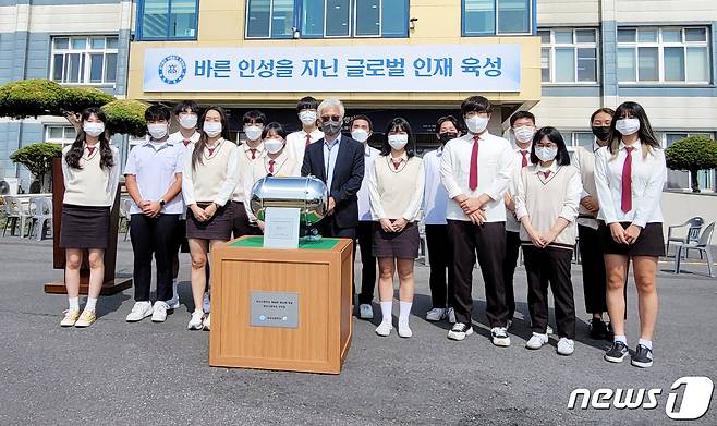 임영구 표선고등학교 교장과 IB 1기 학생들이 3일 표선고에서 열린 '타임캡슐 기념 행사'에서 기념 촬영을 하고 있다. 2022.10.3/뉴스1