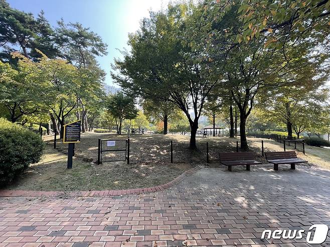 충북 청주시 중흥근린공원 내 설치한 애견인 쉼터.(청주시 제공).2022.10.3/뉴스1