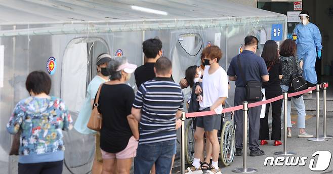 부산 부산진구보건소에 마련된 코로나19임시선별진료소 전경 ⓒ News1 DB