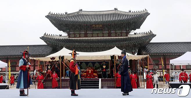 전국 수문장들이 3일 오후 서울 경복궁 흥례문 광장에서 수문장 임명의식 특별행사를 진행하고 있다. 2022.10.3/뉴스1 ⓒ News1 박지혜 기자