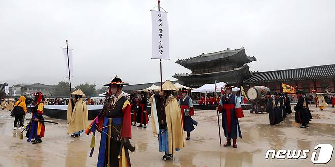 전국 수문장들이 3일 오후 서울 경복궁 흥례문 광장에서 수문장 임명의식 특별행사를 진행하고 있다. 2022.10.3/뉴스1 ⓒ News1 박지혜 기자