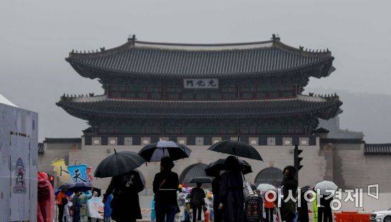 가을비가 내리고 있는 3일 서울 종로구 광화문 광장에서 시민들이 우산을 쓰고 이동하고 있다./강진형 기자aymsdream@