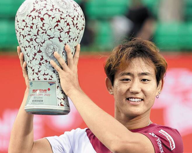 우승을 차지한 니시오카 요시히토가 청자 모양 트로피를 들고 미소 짓고 있다. /연합뉴스