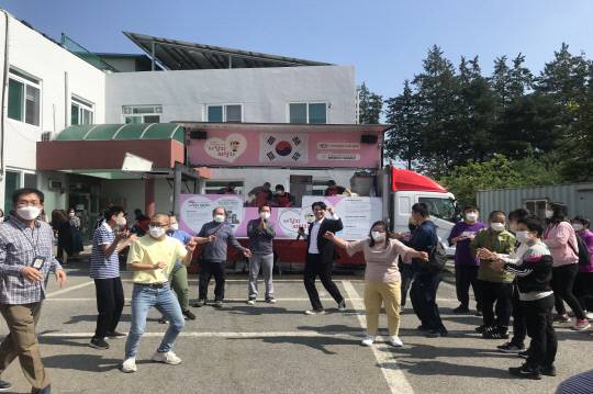 사랑의짜장차 방문 장면 사진=부여군장애인종합복지관 제공