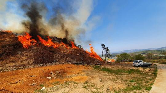 홍성소방서(서장 김경철)는 건조하고 바람이 강한 날에는 작은 불씨도 대형화재로 번질 우려됨에 따라 논·밭두렁 소각 행위에 각별한 주의를 당부했다. 사진=홍성소방서 제공