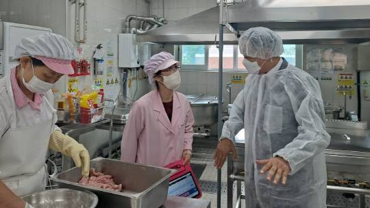 공주교육지원청 류동훈 교육장 및 간부공무원들이 식중독 발생률이 높은 시기를 맞아 학교급식 식재료의 위생적 관리에 대한 중요성을 인식시키기 위해 학교급식 현장 특별점검에 나서 식중독 예방에 더욱 힘을 쏟고 있다. 사진=공주교육지원청 제공