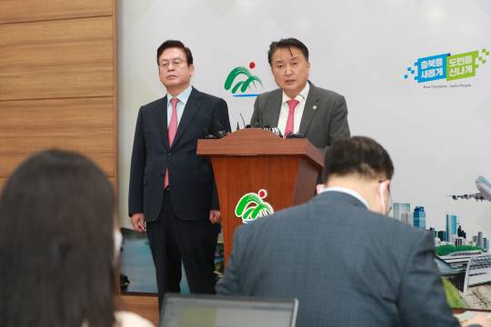 김영환 충북지사와 정우택 국회의원이 충북 특별법 제정과 관련해 기자회견을 하고 있다.