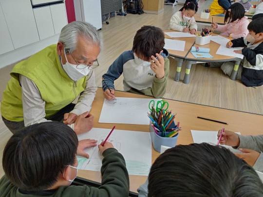 청양 남양초등학교 학생들이 선생님과 같이 그림그리기에 열중하고 있다. 사진=충남교육청 제공