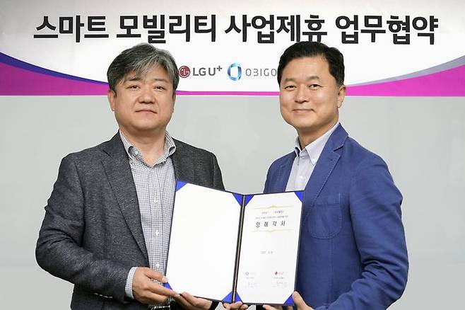 최택진 LG유플러스 기업부문장(왼쪽)과 황도연 오비고 대표가 최근 서울 용산 LG유플러스 사옥에서 진행된 업무 협약식에서 기념 사진을 찍고 있다.ⓒLGU+