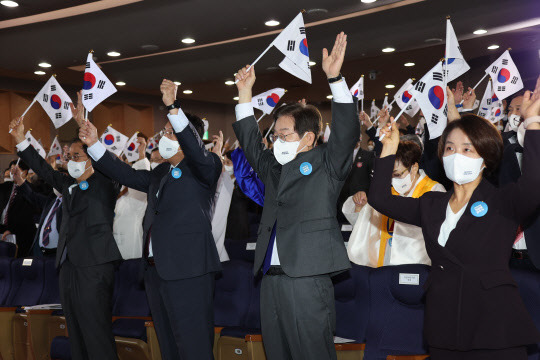 한덕수 국무총리가와 참석자들이 3일 정부서울청사에서 열린 개천절 경축식에 참석해 만세삼창을 하고 있다. 연합뉴스.