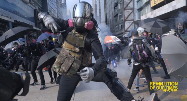 다큐멘터리 영화 '시대혁명'은 2019년 홍콩 민주화 시위를 담고 있다. 시위대에 폭력을 일삼았던 홍콩 경찰의 모습 등이 그대로 드러난다. 명보아트시네마 제공