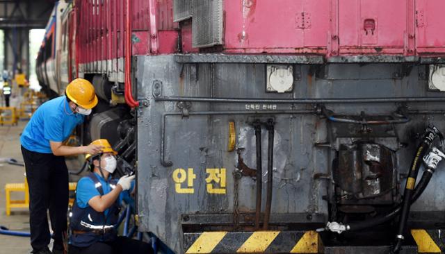 한국철도공사(코레일) 관계자들이 지난달 5일 대전 대덕구 조차장역에서 열차를 점검하고 있다. 뉴스1