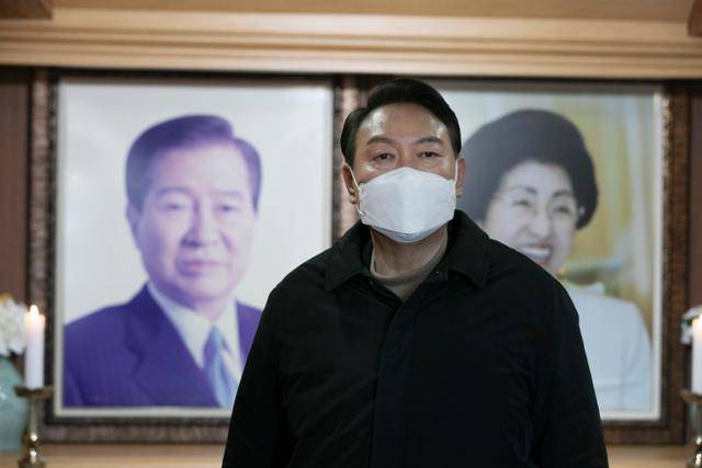 윤석열 대통령이 대선 후보이던 2월 전남 신안군 하의도에 있는 고(故) 김대중 대통령 생가를 방문해 조문을 마친 뒤 생가를 둘러보고 있다. 신안=오대근 기자