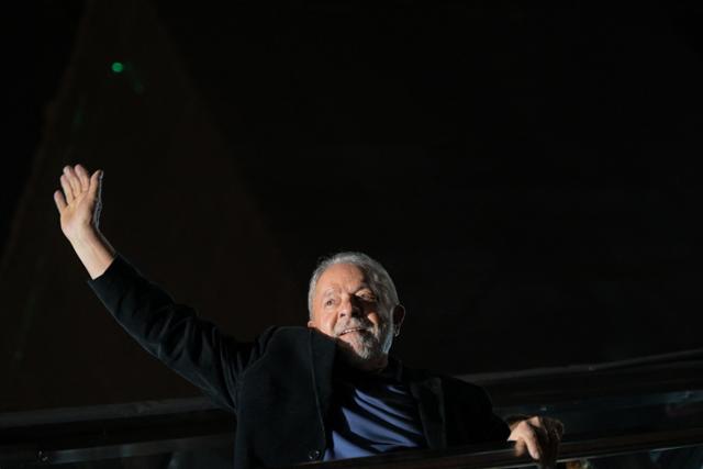 브라질 대선이 치러진 2일(현지시간) 선거 결과를 전해 들은 루이스 이나시우 룰라 다시우바 전 브라질 대통령이 지지자들에게 인사하고 있다. 상파울루=AFP 연합뉴스