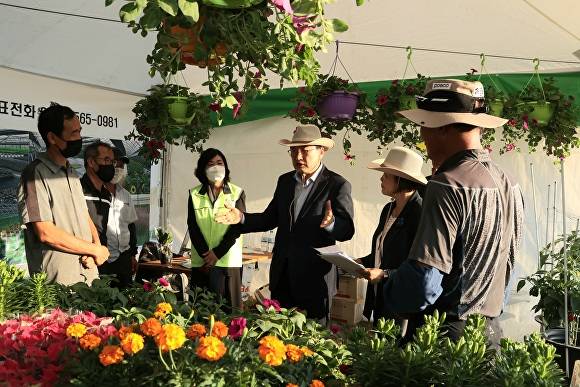 주낙영 경주시장(가운데)이 지난달 30일 오후 지역 화훼농가에서 재배된 화훼로 꾸며진 '황금정원나들이' 축제를 둘러보고 있다. [사진=경주시청]
