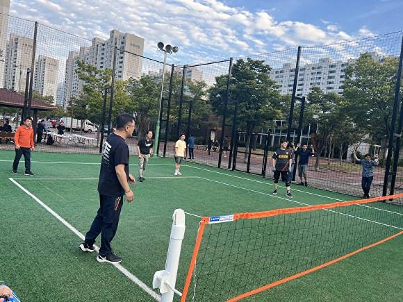 대성에너지 직원들이 윤홍식 대표이사와 족구시합을 펼치고 있다. [사진=대성에너지 ]